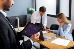 CRM en B2B: Estrategias clave para mejorar la gestión de clientes

La gestión de clientes es uno de los principales bastiones del éxito de cualquier empresa; ya que en la medida que estas sean capaces de responder a las necesidades del cliente podrán mejorar su desempeño comercial. Hoy te mostramos algunas estrategias para potenciar tu gestión de clientes usando un CRM en B2B. 

Las mejores estrategias para la gestión de clientes con un CRM en B2B

1- Personalización ante todo 
No importa si tu empresa es grande, pequeña, nueva o vieja, no puedes brindar el mismo servicio a todos. Cada cliente tiene problemas y preocupaciones diferentes, así que no se sienten interesados en un servicio demasiado general.
Las empresas deben dedicar tiempo a estudiar a cada prospecto y diseñar estrategias para satisfacer sus necesidades particulares.
Un CRM en B2B facilita este proceso ya que recopila la información clave de cada prospecto; incluso, registra cada nueva interacción en un histórico individual. Esto ayuda a identificar patrones y tendencias que nos hablen de la individualidad del cliente.
Usar los datos del CRM para personalizar el trato o servicio que se brinda mejora la gestión de clientes de forma considerable.
2- Automatización de procesos 
Conocer y nutrir a cada cliente puede ser muy complicado, ya sea porque tenemos poco personal o atendemos un público muy amplio.
La automatización de procesos con un CRM en B2B ayuda a aliviar la cantidad de trabajos y procesos manuales que los agentes de ventas realizan. Al configurar en el software las tareas que se realizarán con tiempo, el personal puede usar sus talentos en otras áreas.
3- Colaboración entre distintos departamentos 

Por lo general, un mismo cliente pasa a través de distintas áreas durante su recorrido por la empresa. Por ejemplo, es captado por el equipo de marketing, luego es nutrido por el de ventas y finalmente queda en manos de postventa.
Es importante que todos los equipos de la empresa colaboren entre sí para ofrecer una atención unificada a cada cliente. Esto fomenta relaciones comerciales más largas y clientes más satisfechos.
Gracias a los CRM, todos los equipos de trabajo pueden acceder a la información de cada cliente de forma directa y ágil. Esto facilita el trabajo conjunto y la personalización del servicio indistintamente en la etapa del embudo donde se encuentre el cliente.
4- Análisis de datos para evaluación 
Si la gestión de clientes es deficiente es necesario detectar los fallos a tiempo para corregirlos rápidamente. Gracias a los CRM es posible hacer seguimiento de los resultados de tus estrategias para ver si estás alcanzando tus objetivos.
Con las métricas e indicadores claves de rendimiento puedes conocer aspectos como la rentabilidad y el nivel de satisfacción del cliente. Estas mismas métricas te ayudan a identificar trabas en el proceso de ventas y hacer seguimiento a los cambios que hagas para mejorarlas.
Impulsa CRM es nuestra solución digital para potenciar en poco tiempo la gestión de clientes. Se trata de un software ágil, potente y escalable que se adapta a tus necesidades empresariales para darte el mayor rendimiento posible.
Mejora la relación con tus clientes, se más eficaz al convertir tus clientes en consumidores fieles a tu marca. Integra a tus equipos de trabajo y evalúa en tiempo real el resultado de tus proyectos.
Aprende cómo hacerlo aquí.
https://www.youtube.com/watch?v=evuK8sXN4Jc
