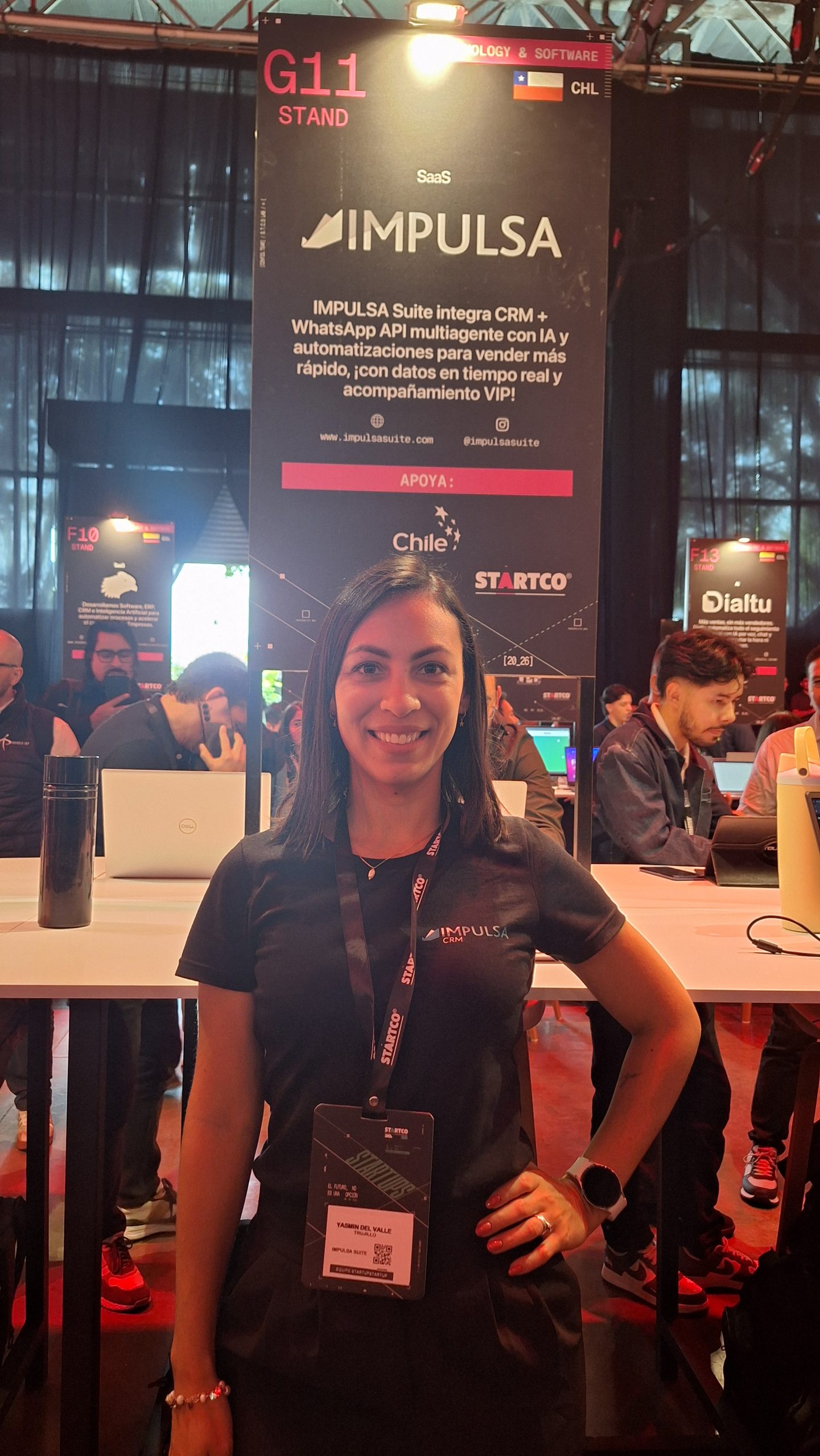 Yasmín Trujillo, Gerente Comercial de IMPULSA Suite, en el stand G11 de StartCo 2026 Medellín